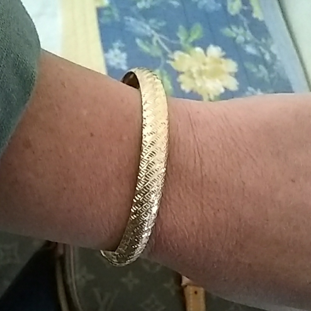 14kt Diamond cut bangle bracelet